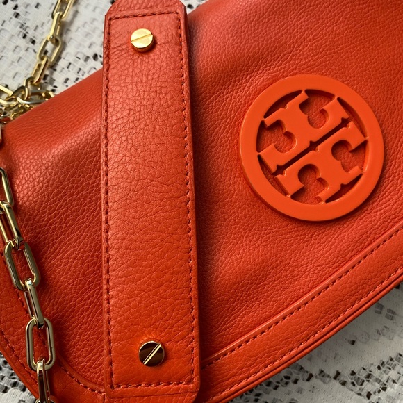 AUTHENTIC TORY BURCH LEATHER CROSSBODY SLING - Picture 8 of 16